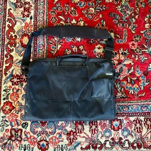Black incase 16” laptop shoulder bag